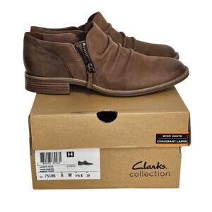 CLARKS CAMZIN PACE ANKLE BOOTS – TAUPE NUBUCK – WOMEN’S SIZE 8W – SIDE ZIP – NIB